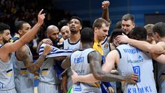 Los jugadores del Khimki de Mosc&uacute; celebran la victoria ante el Fenerbah&ccedil;e, que es el l&iacute;der y llevaba doce victorias seguidas.