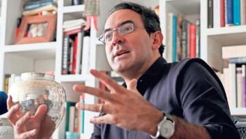 Juan Gabriel Vásquez responde a una pregunta durante una entrevista