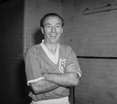 El pionero en esta lista también fue el ganador de la primera edición del Balón de Oro en 1956 y el jugador más mayor en conseguirlo hasta la fecha (con 41 años). El inglés, conocido como ‘El mago del regate’, fue un extremo muy habilidoso que jugó en el Stoke City y Blackpool. Su título más destacado a nivel colectivo es la FA Cup lograda como ‘marinero’ en 1953. Con Inglaterra disputó un total de 54 partidos, en los cuales pudo aportar 11 goles, además de competir en los mundiales de 1950 y 1954. Tras 33 temporadas y con 50 años, decidió colgar las botas en 1965.