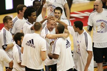 Llegar y besar el santo. Es lo que hizo Felipe en su primera temporada en el Real Madrid, donde vio en primera fila una remontada imposible ante un TAU que ya rozaba el título en Vitoria y ante su público. Del 69-61 al 69-70 en 42 segundos. Fue el milagro que obró el club blanco el 26 de junio de 2005. Bo?idar Maljkovi? de entrenador, Louis Bullock, Axel Hervelle y Micka?l Gelabale de fichajes junto a Felipe… y un final para la historia. El último partido de Herreros, en la primera temporada de Felipe. Ahora, el primero sigue vinculado al club blanco en los despachos, mientras que el segundo dice adiós tras una carrera de leyenda.