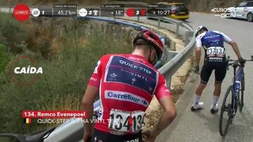 Primer gran susto para Evenepoel: caída y rasguños en su pierna