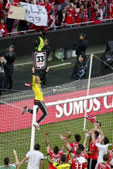 Los jugadores del  Benfica celebran sobre el terreno de juego su 33º título nacional, entrando en la historia del fútbol europeo. El equipo encarnado sumó los tres puntos de la jornada gracias a dos goles de Lima que le dejan a siete puntos de ventaja sobre el Sporting y a dieciocho del Oporto.