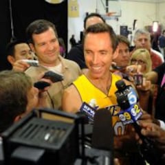 ¿Con qué puede Steve Nash ayudar a Curry? "Con la colada"
