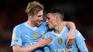 Kevin de Bruyne y Phil Foden, jugadores del Manchester City, durante un partido.