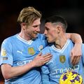Kevin de Bruyne y Phil Foden, jugadores del Manchester City, durante un partido.