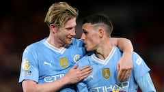 Kevin de Bruyne y Phil Foden, jugadores del Manchester City, durante un partido.