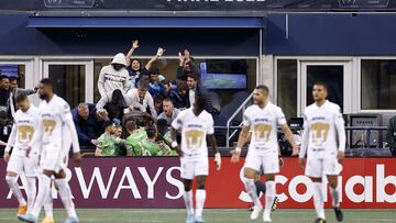 Jugadores de los Pumas se lamentan después de su partido contra el Seattle Sounders