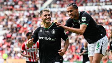 Eindhoven (Netherlands), 04/08/2024.- Santiago Gimenez and Ramiz Zerrouki of Feyenoord celebrate the 1-1 during the 28th edition of the Johan Cruijff Shield soccer match between PSV Eindhoven and Feyenoord at the Phillips stadium, Eindhoven, Netherlands, 04 August 2024. (Países Bajos; Holanda) EFE/EPA/OLAF KRAAK