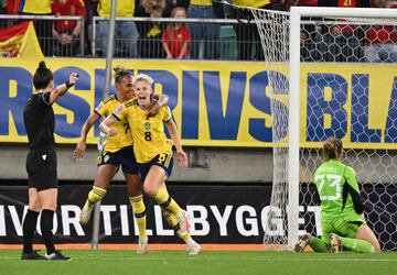 La delantera sueca Lina Hurtig celebra su gol a España que le daba un punto a su selección en ese momento.
