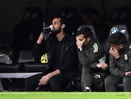 Real Madrid's Spanish coach Alvaro Arbeloa drinks during the Spanish league football match between Real Madrid CF and Getafe CF at Santiago Bernabeu Stadium in Madrid on March 2, 2026. (Photo by Javier SORIANO / AFP)