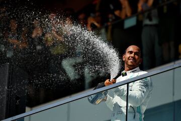 Lewis Hamilton celebrando su victoria en el podio