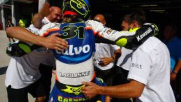 Emocionado abrazo de Carmelo Morales con su equipo tras conquistar la pole de SBK en Navarra.º