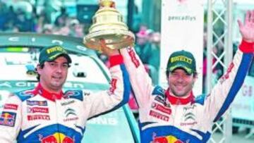 Loeb, con su copiloto.
