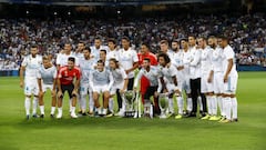 El Real Madrid con los t&iacute;tulos de Liga (temporada 2016-2017) y Supercopa de Europa y Supercopa de Espa&ntilde;a (temporada 2017-2018) en una imagen en agosto de 2017.