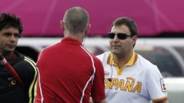 El seleccionador español, Daniel Martín , saluda al arbitro en su partido ante Pakistán, correspondiente al torneo olímpico de hockey sobre hierba que se disputa en el Riverbank Arena de Londres.