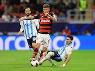 Soccer Football - FIFA Intercontinental Cup - Challenger Cup - Flamengo v Pyramids FC - Ahmad Bin Ali Stadium, Al-Rayyan, Qatar - December 13, 2025 Flamengo's Jorge Carrascal in action with Pyramids FC's Mohamed Hamdy REUTERS/Thaier Al-Sudani