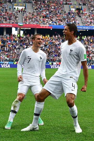 Griezmann y Varane celebran el gol 0-1.