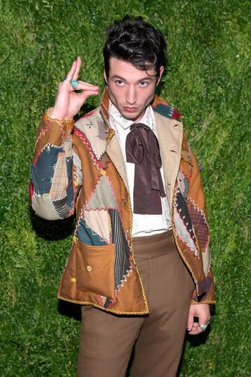 Ezra Miller utilizó la gama de los colores café para recrear un outfit muy especial. 