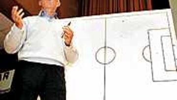 DOLOR DE CABEZA. A Sacchi el Espanyol le da mal fario: lo eliminó de la UEFA y forzó su cese en el Atleti.