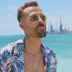 Mike Bahía se aventura a navegar de la mano de Greeicy