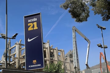Con la tercera grada demolida casi en su totalidad, las obras de remodelaci車n del Camp Nou avanzan hasta el momento seg迆n los plazos establecidos.
