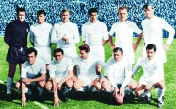 El 11 de abril de 1965 el Real Madrid conquistó su quinto título de Liga tras ganar al Athletic de Bilbao por 1-0. En la imagen, el once del partido. De pie, de izquierda a derecha: Betancort, Miera, Santamaría, Pachín, Muller y Zoco. Y abajo, de izquierda a derecha: Felo, Pirri, Grosso, Puskas y Bueno. 