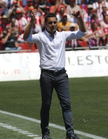 El entrenador del Almería, Francisco Rodríguez, durante el encuentro frente al Betis de la trigésimo sexta jornada de la Liga de Primera División, que se juega esta mañana en el estadio de los Juegos Mediterráneos de Almería.