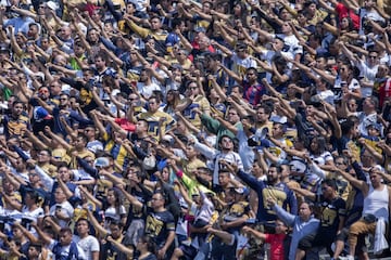 Quien diga que los domingos en CU son aburridos es porque nunca ha estado en el Olímpico Universitario en un partido de los Pumas. Existe un momento de comunión que difícilmente puede tener comparación en cualquier otra parte del mundo. Es ese instante cuando suenan las trompetas del himno deportivo universitario creado en 1940, que une a la afición con su música y estrofas. Es imposible que no se enchine la piel con sólo pensarlo. El puño en alto, todos y todas se quitan sombreros y gorras, los jugadores formados al centro del campo, todos cantan solemnes y orgullosos para finalizar con el grito de batalla: ¡México! ¡Pumas! ¡Universidad! ¡Goya! ¡Goya!