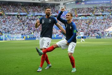 Antoine Griezmann celebra el 1-0 de penalti con Olivier Giroud. 