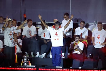 Los jugadores de la selección española  y los aficionados celebran el la plaza de la Cibeles el título de la Eurocopa. En la imagen, Lamine Yamal.