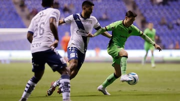 MEX3441. PUEBLA (MÉXICO), 25/08/2023.- Diego de Buen (c) de Puebla disputa el balón con Sebastián Pérez de FC Juárez hoy, durante un juego correspondiente de la jornada 6 del torneo mexicano de fútbol celebrado en el estadio Cuauhtémoc, en Puebla (México). EFE/ Hilda Ríos