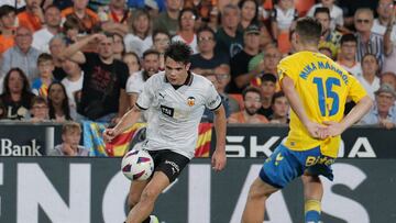 VALENCIA , 18/08/2023.- El delantero del Valencia Francisco Pérez (i) disputa un balón ante durante Mika Marmol, defensa de la UD Las Palmas durante el partido de LaLiga entre el Valencia y la UD Las Palmas, este viernes en el estadio de Mestalla. EFE/  Manu Bruque
