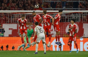1-2. Golazo de falta de Arda Güler. Dispara con la izquierda y manda el balón la escuadra izquierda de Manuel Neuer que vuelve a no estar muy fino. Doblete del jugador turco.