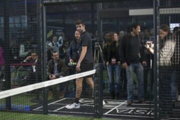 Piqué se divierte jugando al padel con Puyol, Corretja y Costa