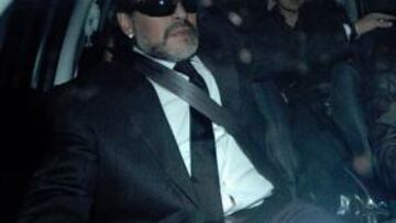 Maradona llegó al aeropuerto de Buenos Aires rodeado, como siempre, por los flashes de los fotógrafos.