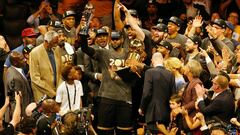 LeBron James levanta el campeonato con los Cavs