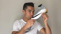 Ronaldo nos ense&ntilde;a su bota homenaje.