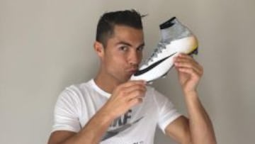 Ronaldo nos enseña su bota homenaje.