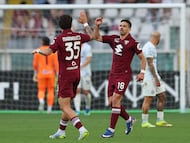 Soccer Football - Serie A - Torino v Inter Milan - Stadio Olimpico Grande Torino, Turin, Italy - April 26, 2026 Torino's Giovanni Simeone celebrates scoring their first goal with Luca Marianucci REUTERS/Claudia Greco