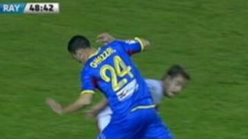 <b>50'. </b> Falta fuera del área.