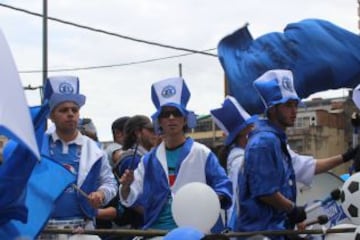 Las calles de Bogotá se pintan de azul y blanco