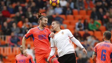 Gast&oacute;n Silva, jugador del Granada, y Rodrigo, jugador del Valencia durante un partido