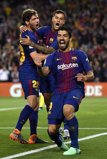 1-0. Luis Suárez celebrates opening goal.