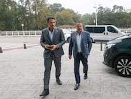 06-10-23. ALEJANDRO IRRAGORRI Y ALFONSO VILLALVA, PRESIDENTE Y VICEPRESIDENTE DE ORLEGI SPORTS Y DEL SPORTING, A SU LLEGADA A LA REUNIÓN DE REPRESENTANTES DE CLUBES DEL NORTE EN LALIGA HOY EN GIJÓN.