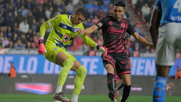 Tijuana's Argentine midfielder #33 Emanuel Reynoso and Cruz Azul's goalkeeper #26 Kevin Mier vie for the ball during the first leg of the Liga MX Apertura tournament quarterfinal football match between Tijuana and Cruz Azul at Caliente Stadium in Tijuana, Baja California State, Mexico, on November 27, 2024. (Photo by Guillermo Arias / AFP)