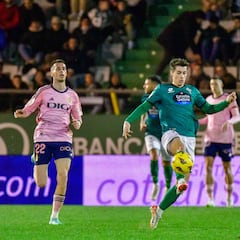 Nacho Sánchez tira la puerta abajo en El Molinón