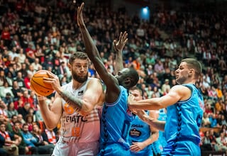 El Girona se aleja de la zona de descenso con una exhibición