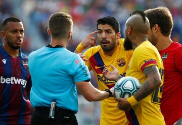 Luis Suárez discutiendo con Hernández Hernández. 