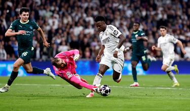 Vinicius, en el mano a mano, regatea a Gianluigi Donnaruma y el brasileño es derribado por el portero italiano.