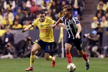 MEX7903. PUEBLA (MÉXICO), 12/12/2024.- Álvaro Fidalgo (i) de América disputa el balón con Sergio Canales de Monterrey, este jueves durante el partido de ida de la final del torneo Apertura 2024 de la Liga MX, en Puebla (México). EFE/ Hilda Ríos
